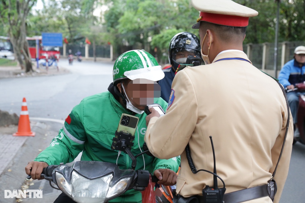 Người đàn ông đi xe đạp có cồn: Tôi không ngờ bị CSGT kiểm tra - 4